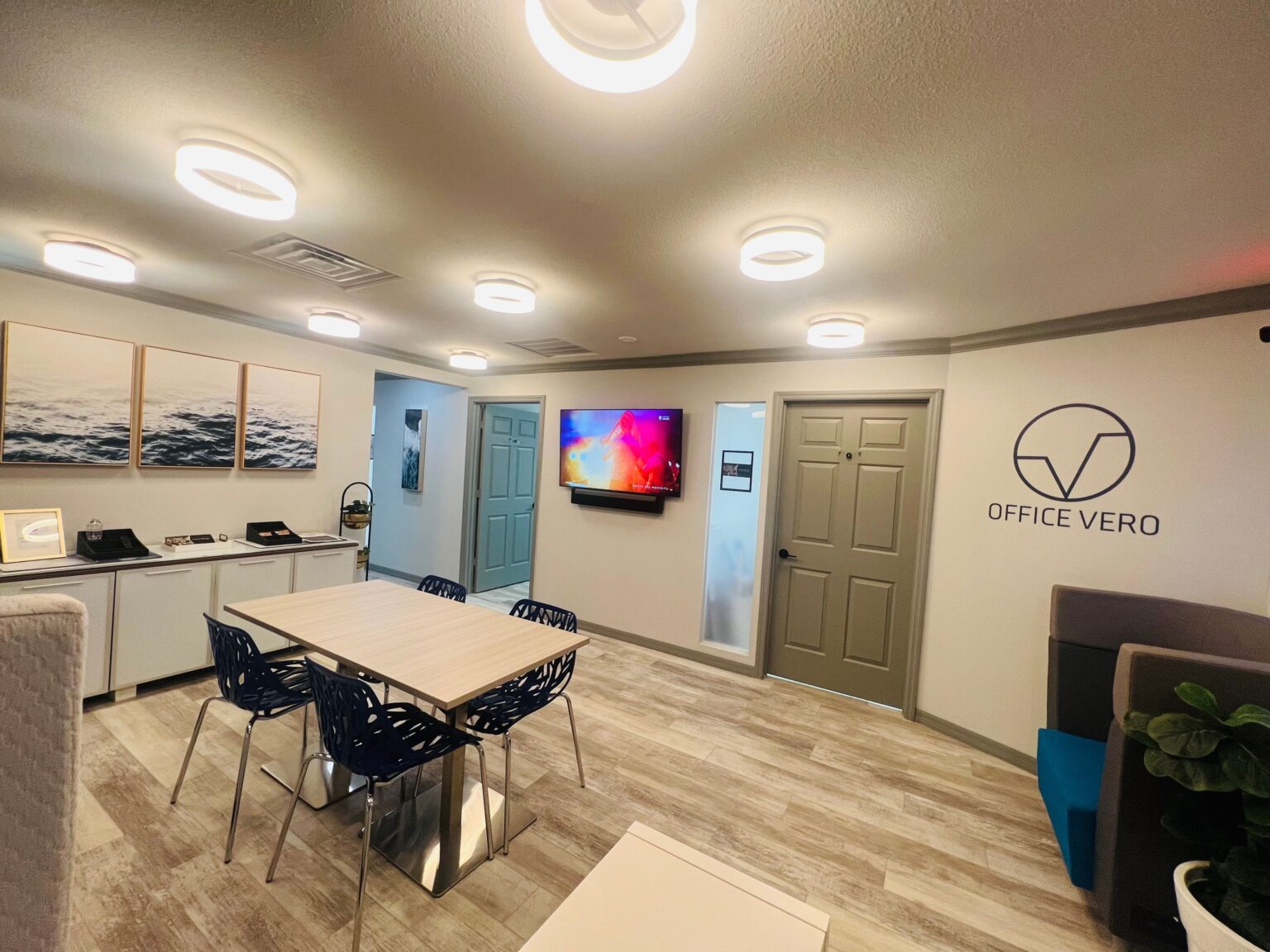 Executive networking lounge